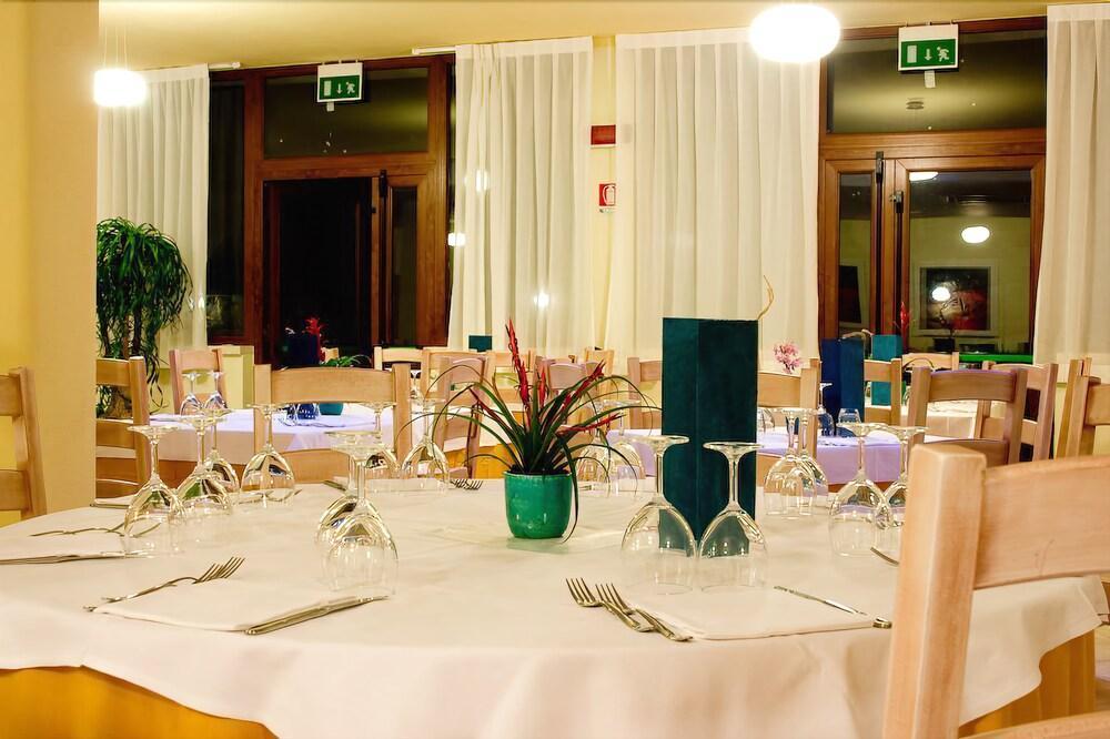 Hotel Raffael Putzu Idu Esterno foto