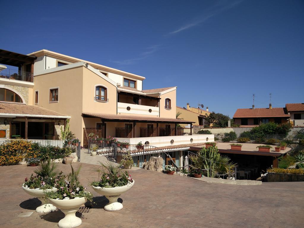 Hotel Raffael Putzu Idu Esterno foto