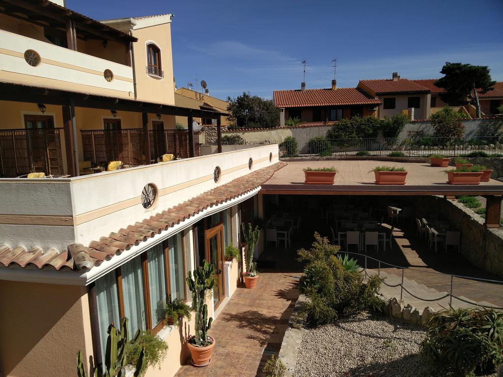 Hotel Raffael Putzu Idu Esterno foto