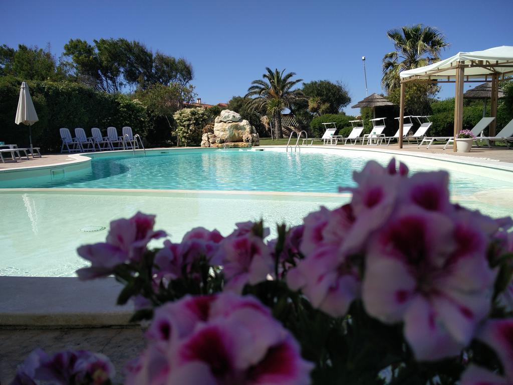 Hotel Raffael Putzu Idu Esterno foto