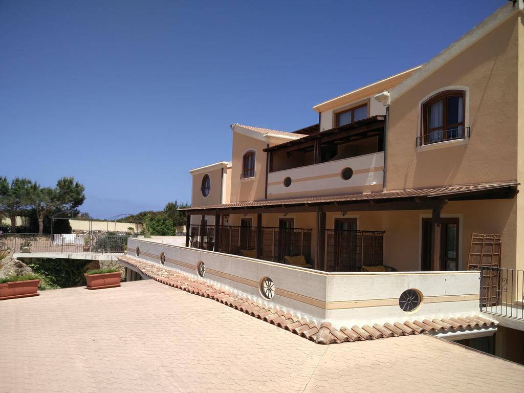 Hotel Raffael Putzu Idu Esterno foto