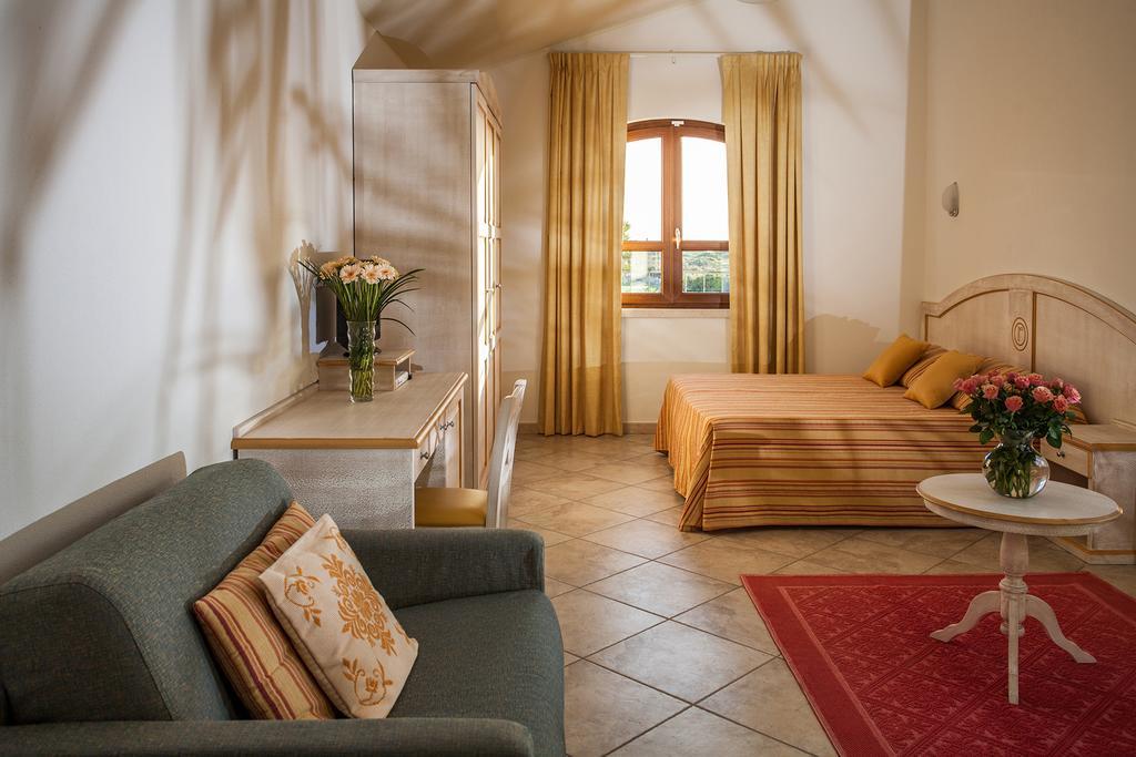 Hotel Raffael Putzu Idu Esterno foto