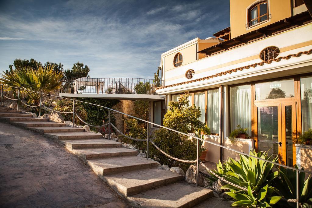Hotel Raffael Putzu Idu Esterno foto