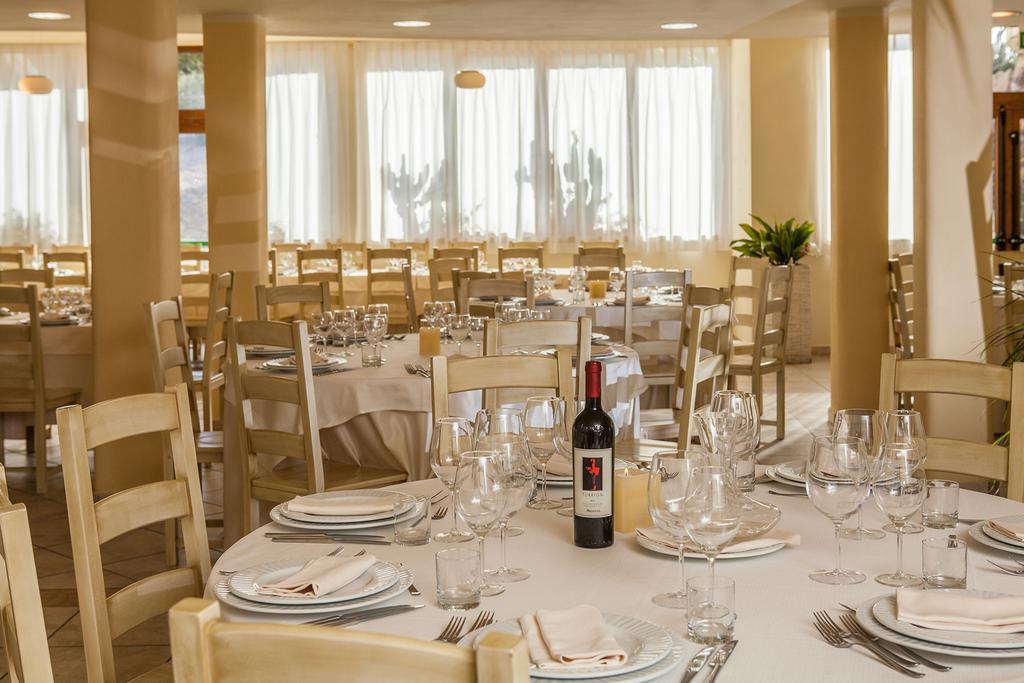 Hotel Raffael Putzu Idu Esterno foto