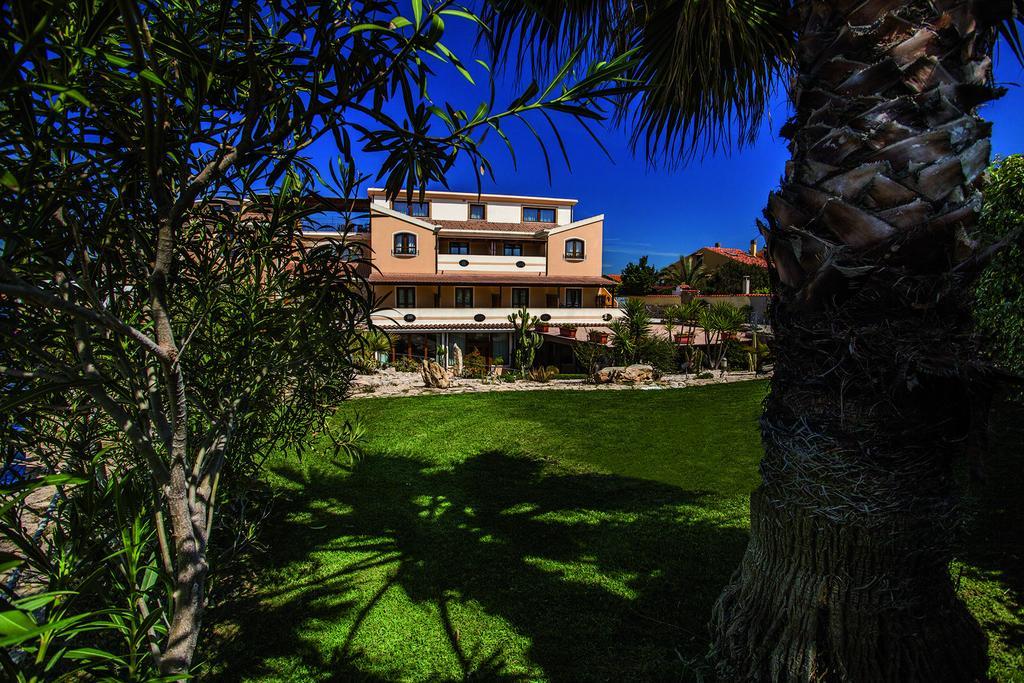 Hotel Raffael Putzu Idu Esterno foto