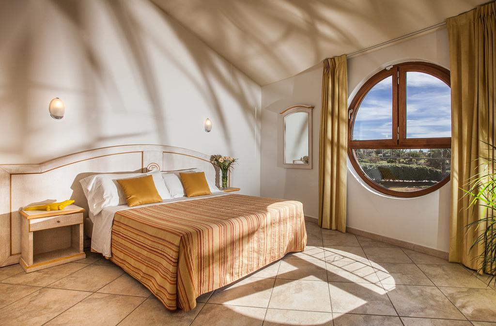 Hotel Raffael Putzu Idu Esterno foto