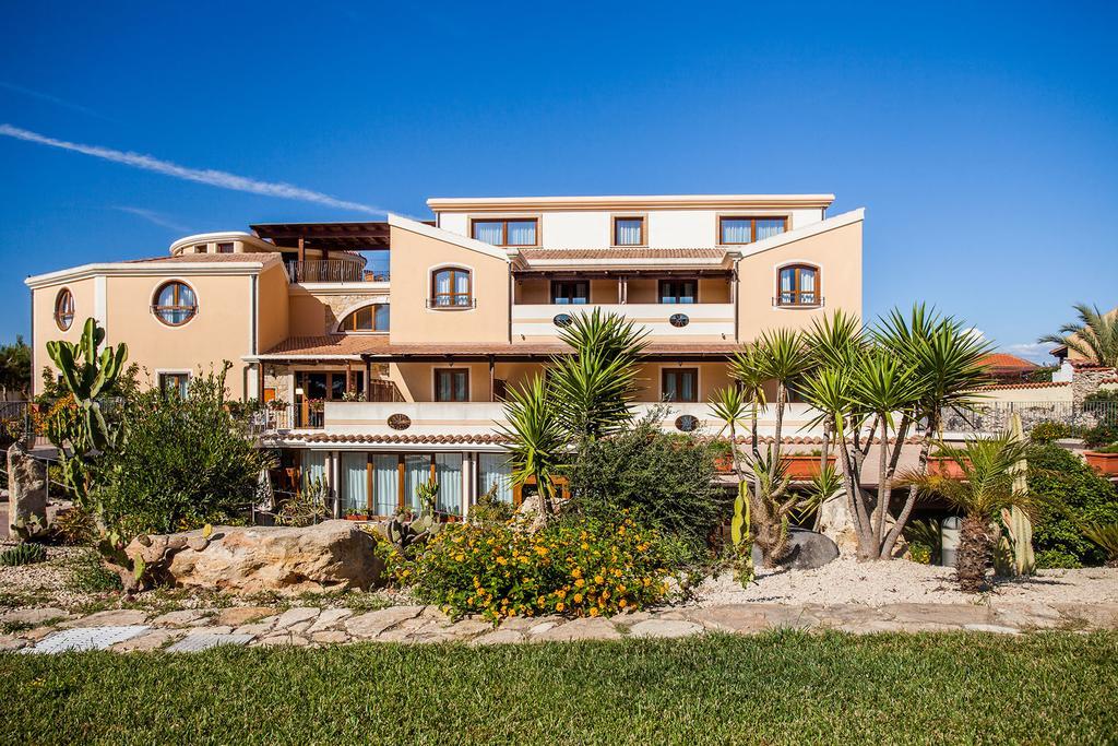 Hotel Raffael Putzu Idu Esterno foto