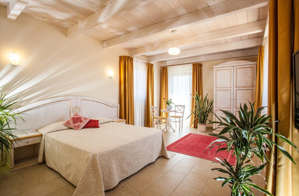 Hotel Raffael Putzu Idu Esterno foto