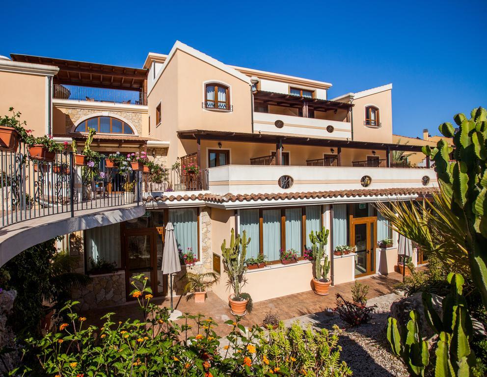 Hotel Raffael Putzu Idu Esterno foto