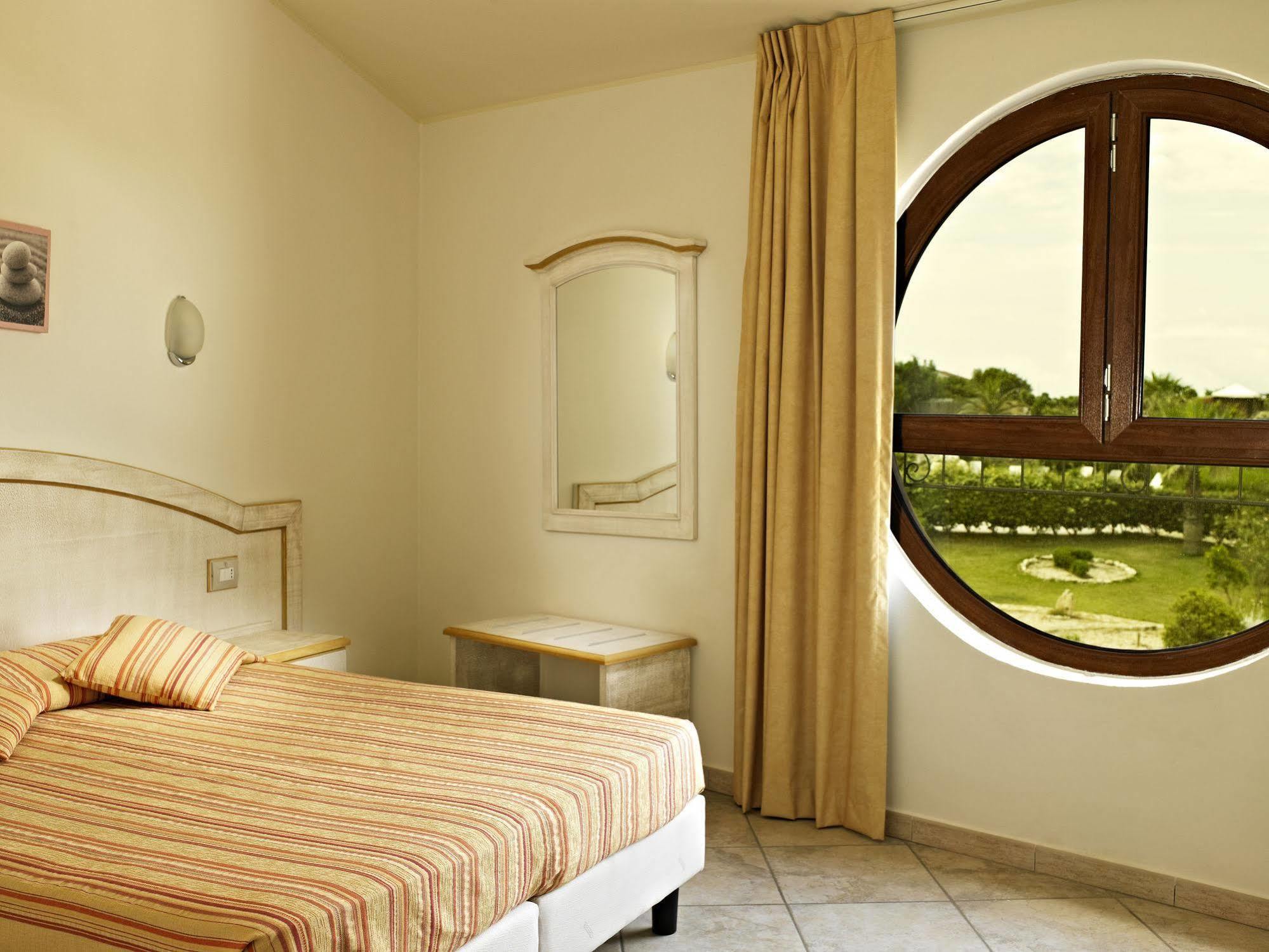 Hotel Raffael Putzu Idu Esterno foto