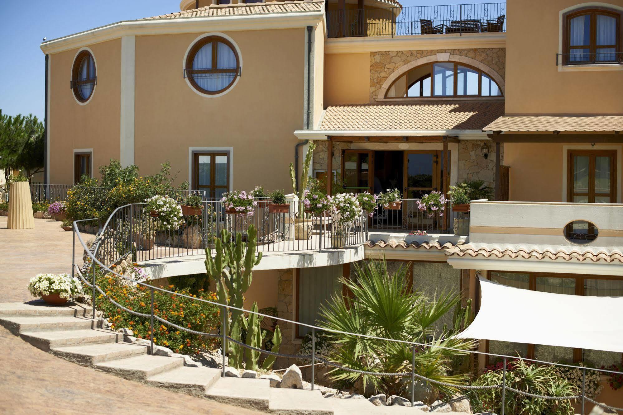 Hotel Raffael Putzu Idu Esterno foto