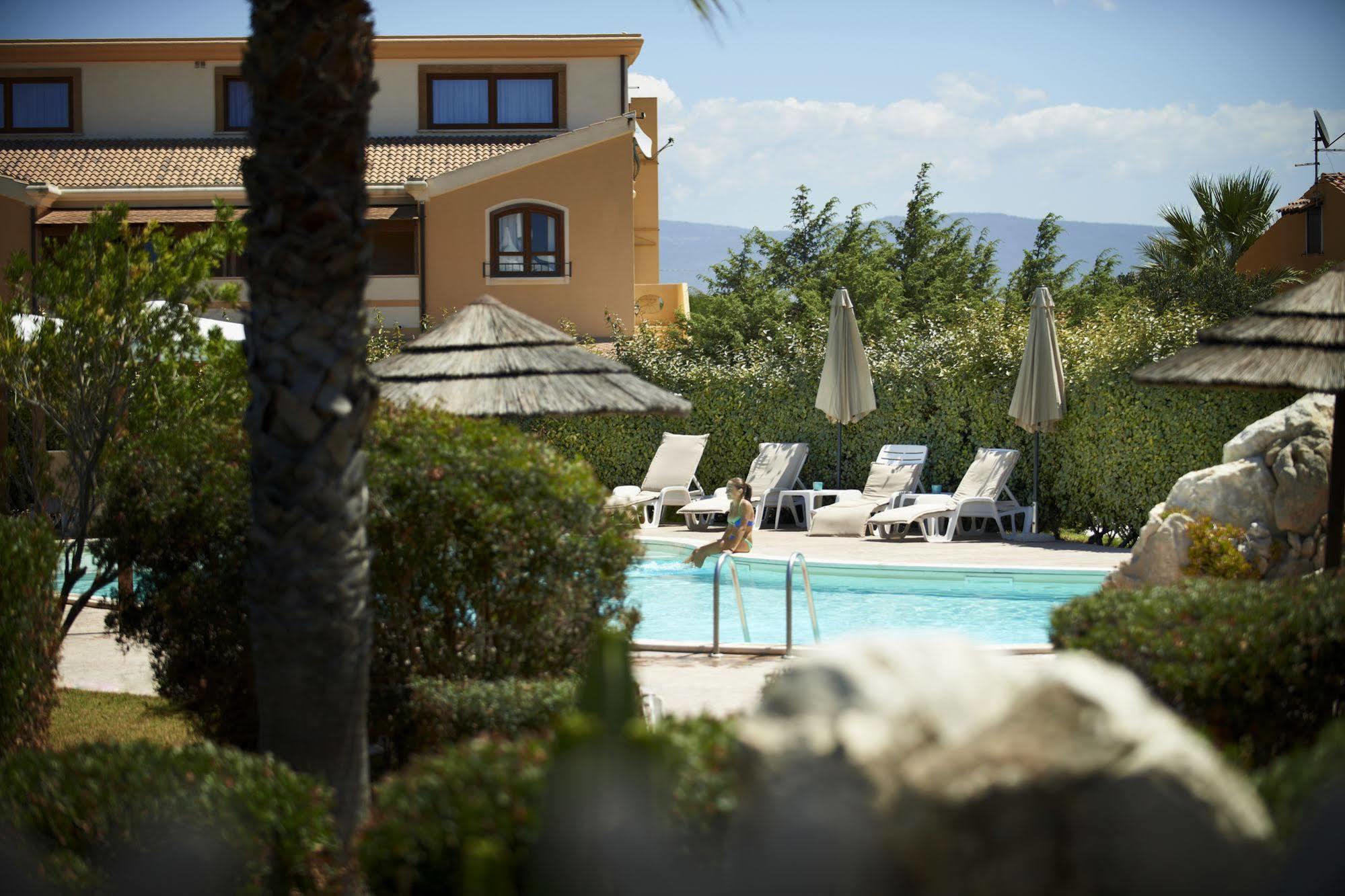 Hotel Raffael Putzu Idu Esterno foto
