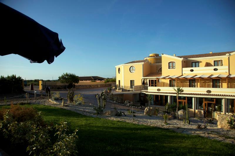 Hotel Raffael Putzu Idu Esterno foto