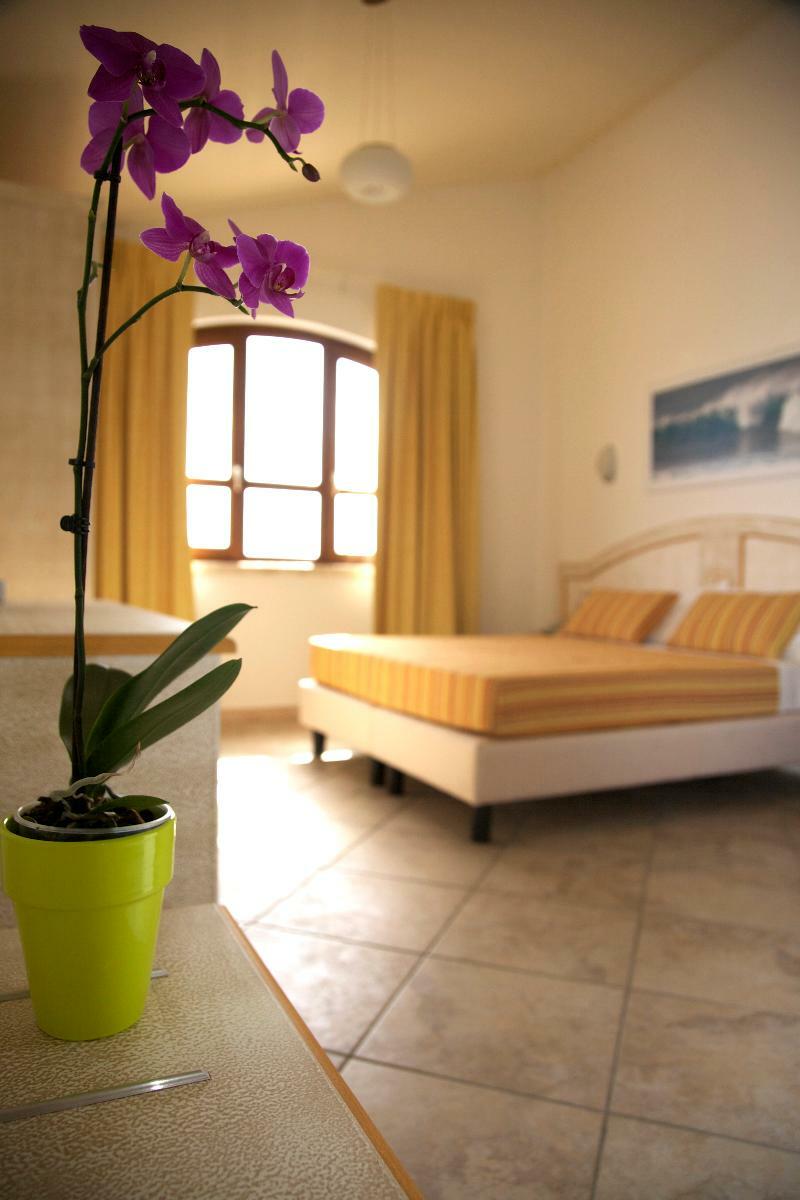 Hotel Raffael Putzu Idu Esterno foto