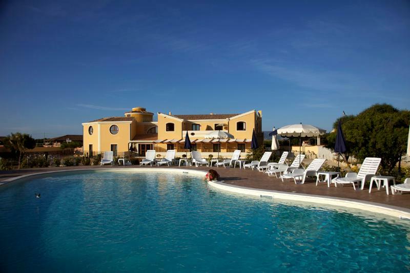 Hotel Raffael Putzu Idu Esterno foto