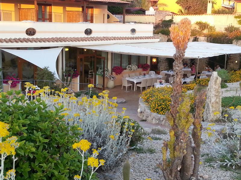 Hotel Raffael Putzu Idu Esterno foto
