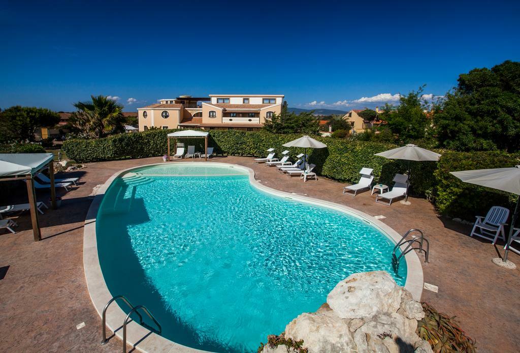 Hotel Raffael Putzu Idu Esterno foto