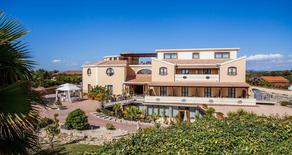 Hotel Raffael Putzu Idu Esterno foto