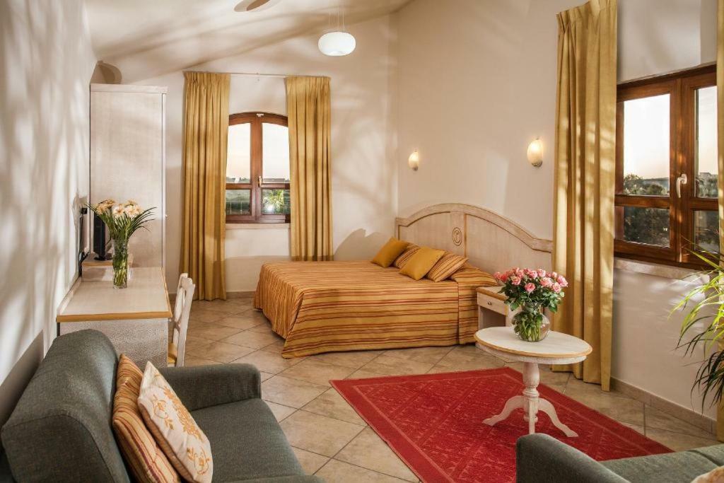 Hotel Raffael Putzu Idu Esterno foto